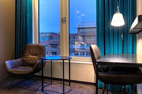Deluxe Room (2 Adults + 1 Child)