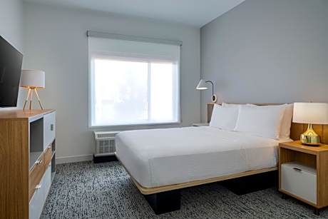 One-Bedroom Queen Suite with Sofa Bed and Adapted Tub - Mobility Accessible