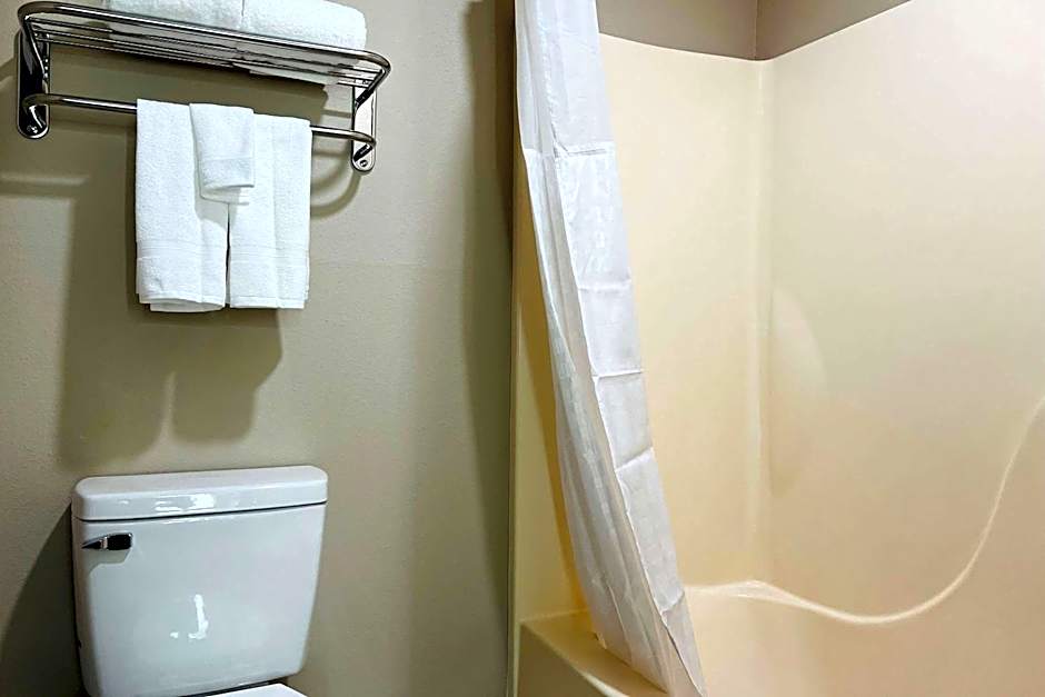 Super 8 by Wyndham Pratt