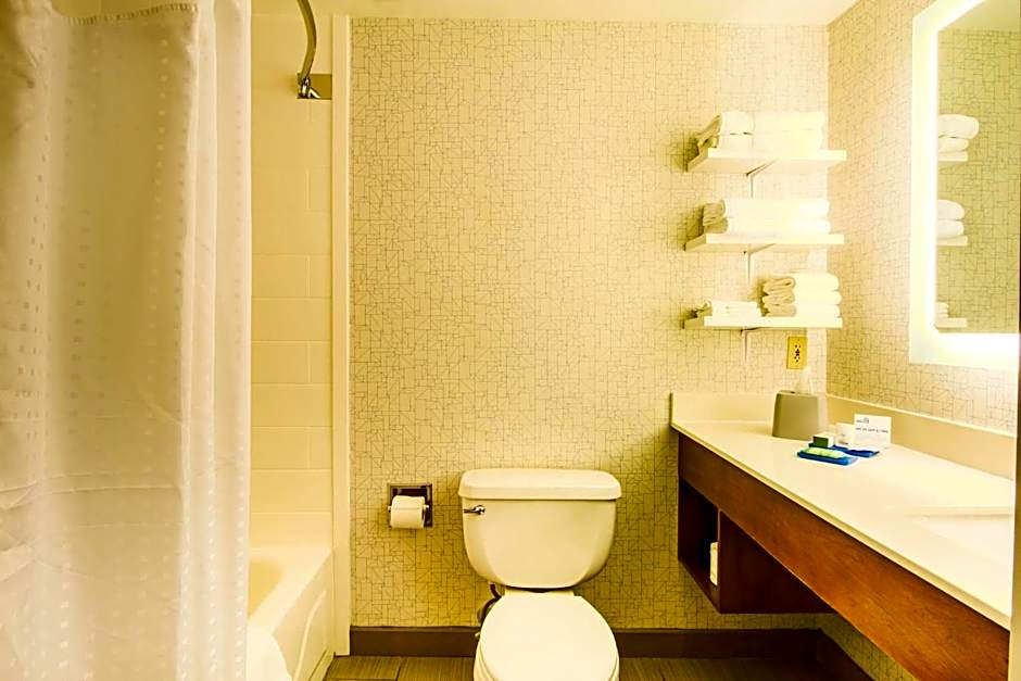 Holiday Inn Express & Suites Lincoln East - White Mountains By IHG