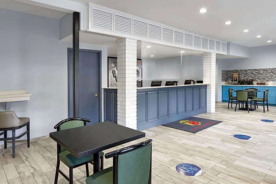 Super 8 by Wyndham Universal City