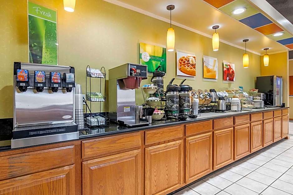Quality Inn & Suites Lenexa Kansas City