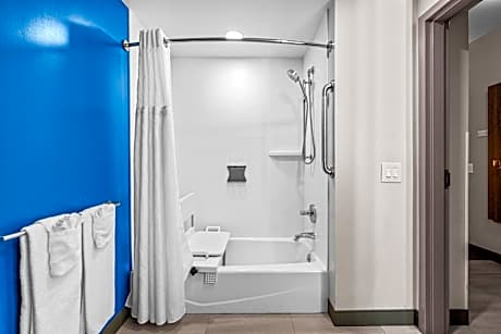 Standard Queen Room with Two Queen Beds and Tub - Mobility/Communications Accessible