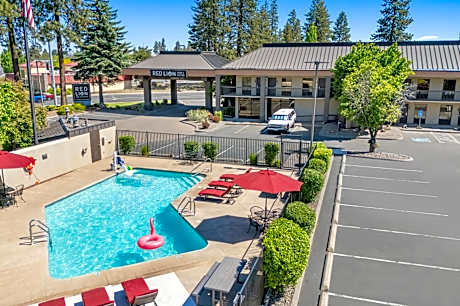 Red Lion Inn & Suites Deschutes River-Bend
