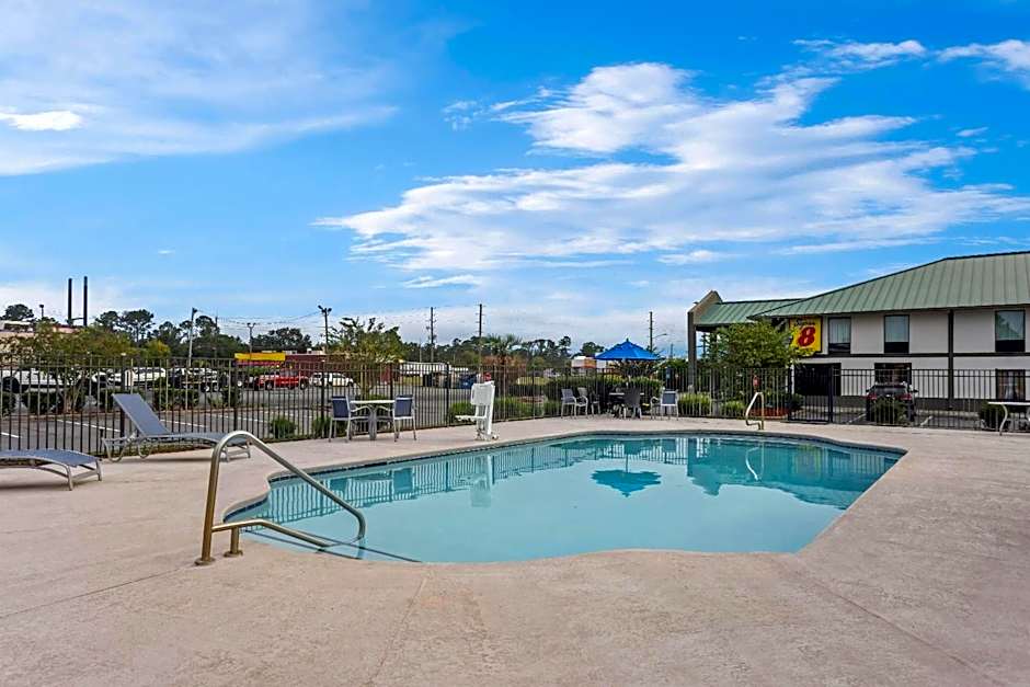 Super 8 by Wyndham Valdosta/Conf Center Area