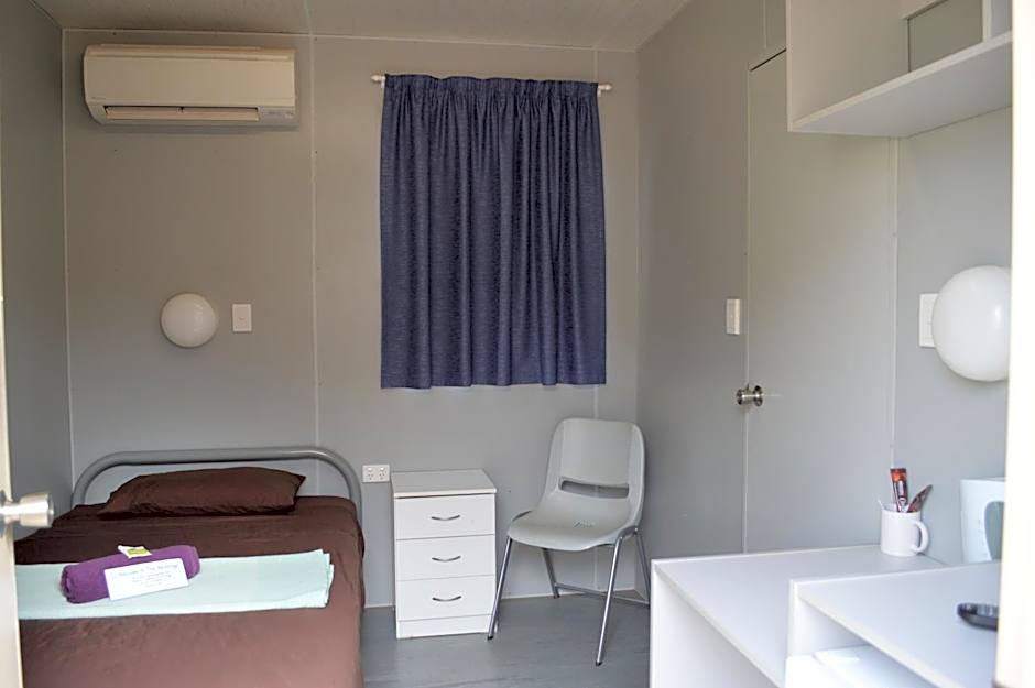 Foto 1 dari 5 — Single Room with Shared Bathroom