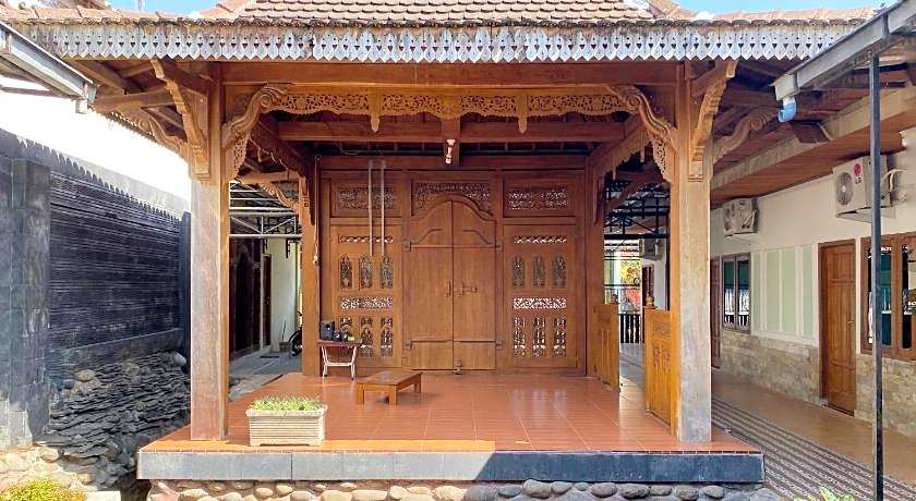 Adipura Guesthouse Syariah Mitra RedDoorz near Terminal Nganjuk