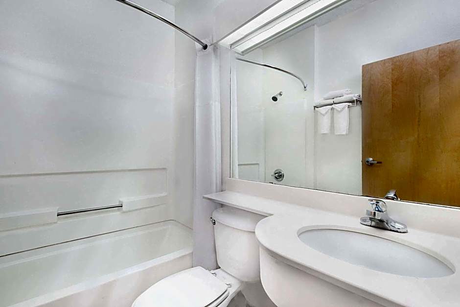 Days Inn & Suites by Wyndham Hutchinson