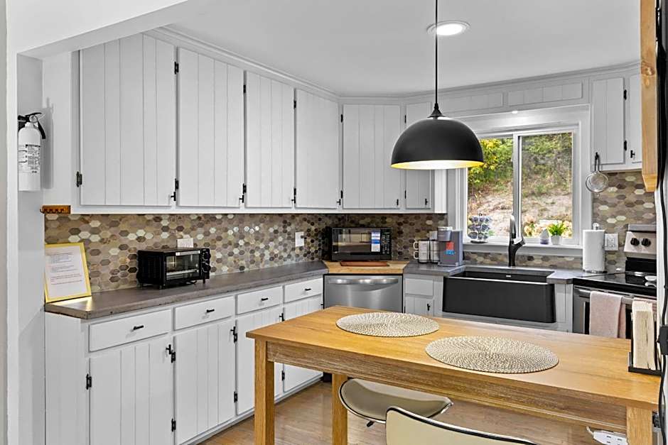 Canandaigua Lake Retreat with view and private beach access, foliage, hike, and Ski