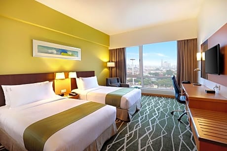 Deluxe Twin Room with Straits View
