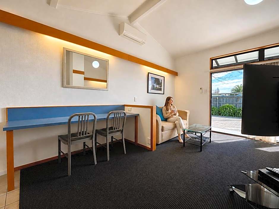 Teal Motor Lodge