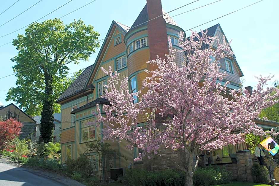 The Queen, A Victorian Bed & Breakfast