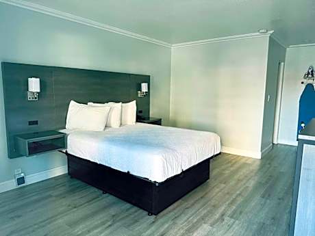Queen Room with Roll-In Shower - Disability Access/Non-Smoking