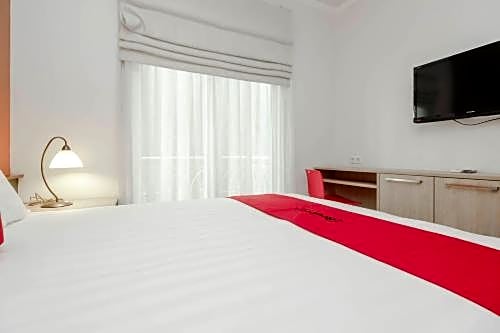 RedDoorz Syariah Plus @ Jatibening