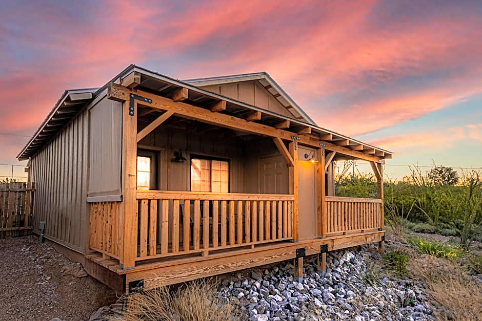 -Pet Friendly- Miners Cabin #5 -Two Double Beds - Private Balcony