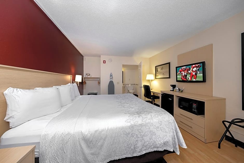 Red Roof Inn PLUS+ & Suites Naples Downtown-5th Ave S