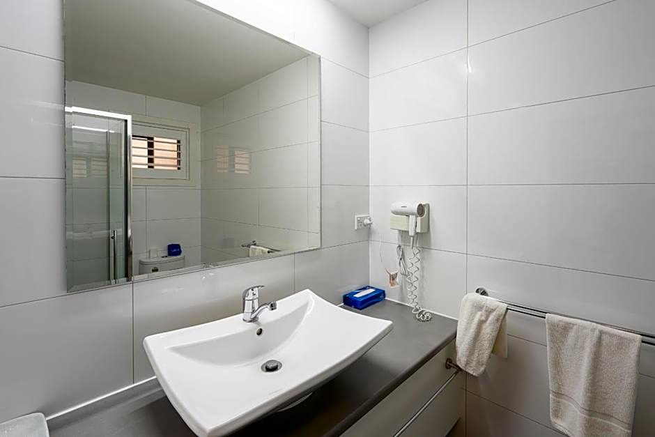 Waves Motel and Apartments formerly Comfort Inn International