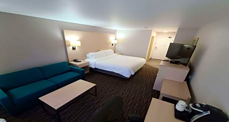 1 King Bed  Non-Smoking Microwave And Mini-Refrigerator Wi-Fi Full Breakfast