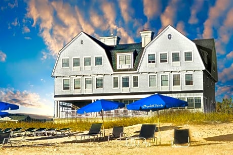 Elizabeth Pointe Lodge