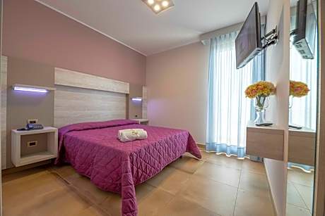 Deluxe Double Room with Side Sea View