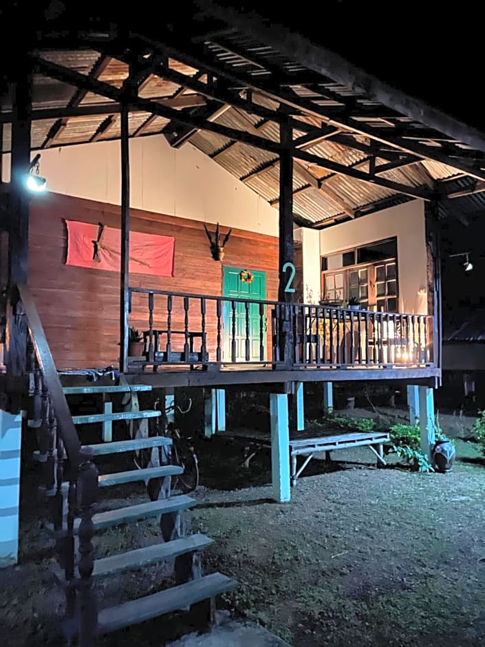 Lek's Issan Home and Travel