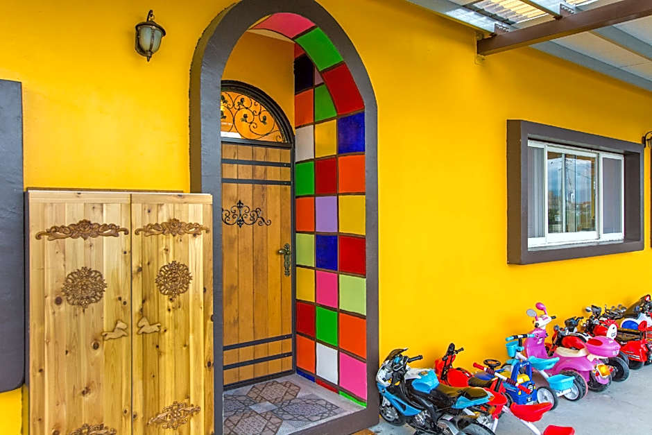 Colorful Wooden Horse Homestay – Luodong, WV