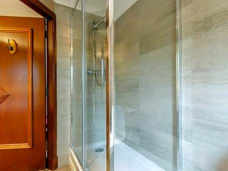 Deluxe Double Room (2 Adults + 1 Child)