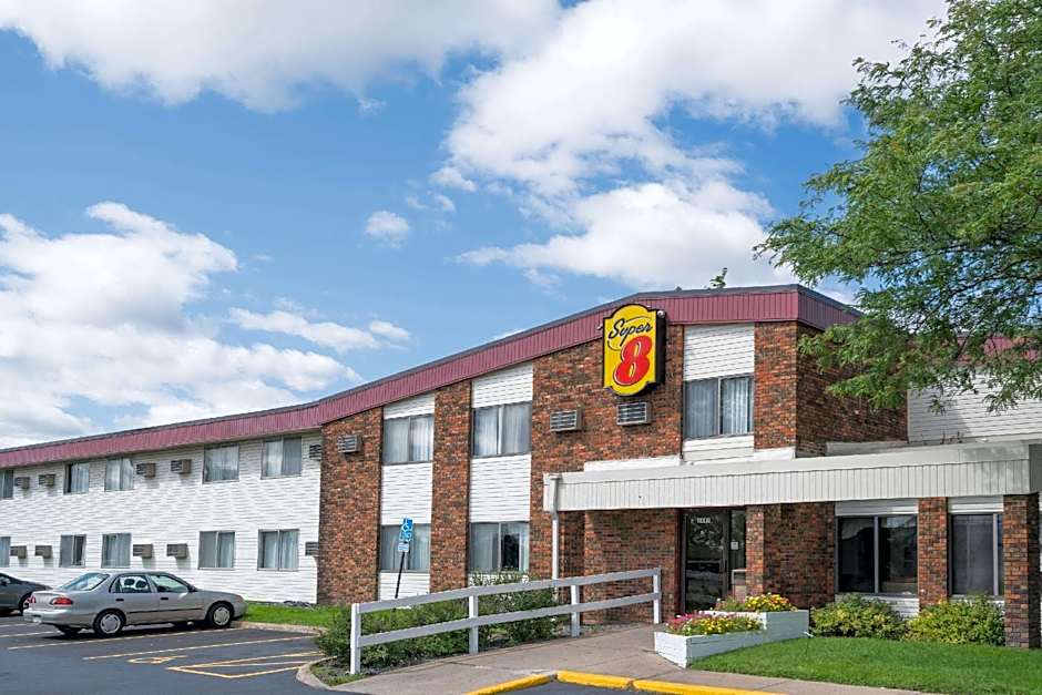 Super 8 by Wyndham Brooklyn Center/MPLS
