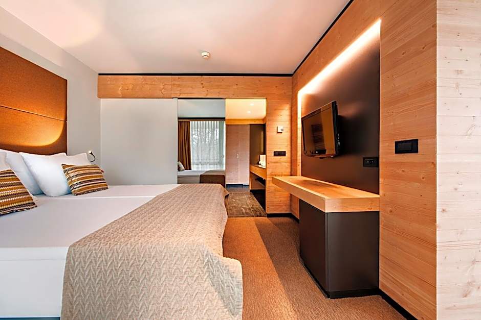 Photo 1 of 5 of Premium 1 Extra Bed Suite, Lake View