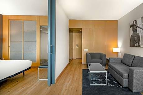 One-Bedroom Junior King Suite with Street View