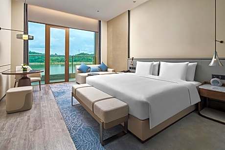 1 King Premium River view Lounge Access