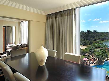 DELUXE SUITE, 1 Queen Size Bed, Garden or Lake View