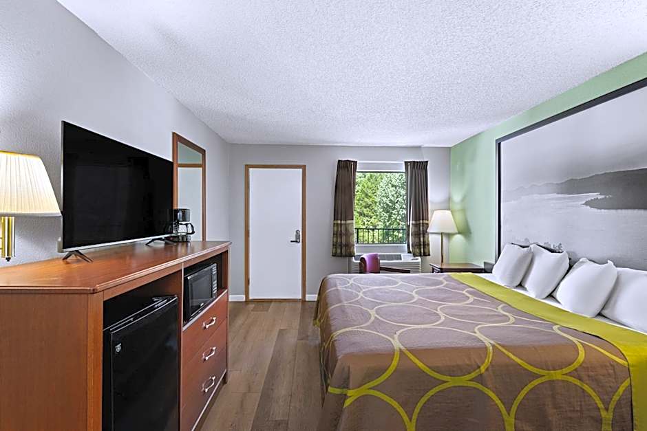 Super 8 by Wyndham Branson / Shepherd of the Hills Exwy