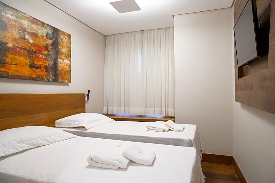 ESPAÇO 250 - Apto mobiliado, 3 quartos, sendo uma suíte, banheiro social, cozinha completa, sala de estar, ar condicionado, tv e internet