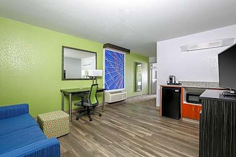 King Suite - Non-Smoking