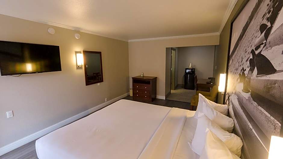 Super 8 by Wyndham Santa Cruz Beach Boardwalk