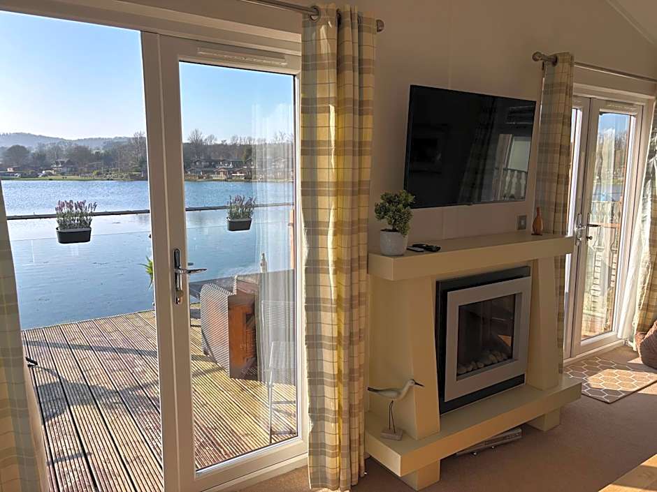 Gressingham 9 - South Lakes Leisure Village - lodge on the lake