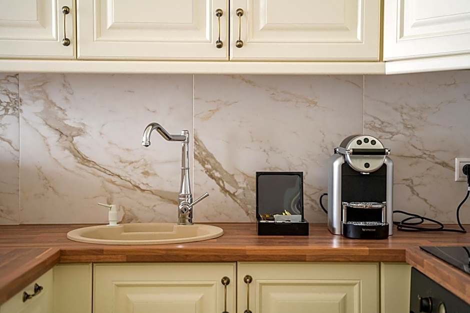 Queen'S Court Hotel & Residence