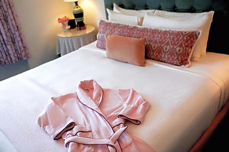 Deluxe King Suite