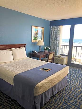 Queen Room with Spa Bath - Oceanfront - Private Balcony