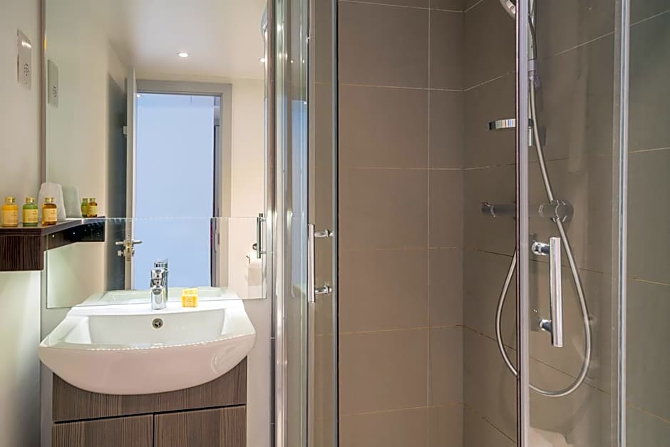 Pelican London Hotel And Residence