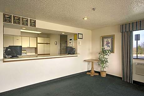 Travelodge by Wyndham Hudsonville