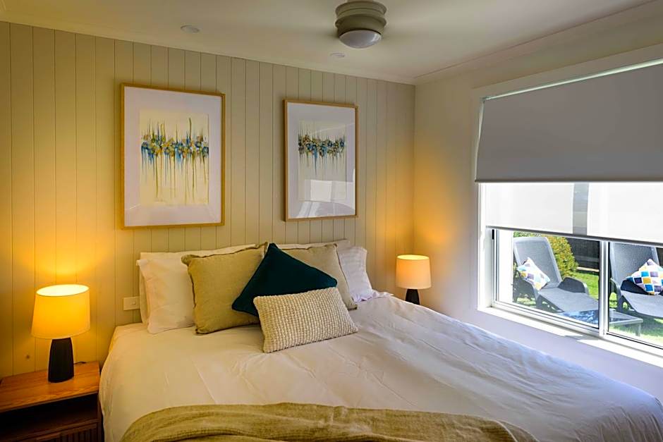 Photo 1 of 8 of 1 King Bed, Sea View