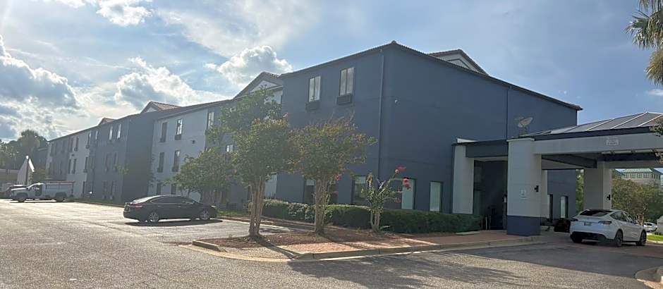 Quality Inn & Suites at Airport Blvd I-65