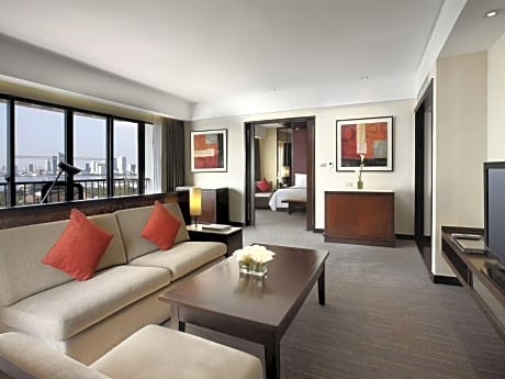 Junior Family King Suite with City View or Bay View