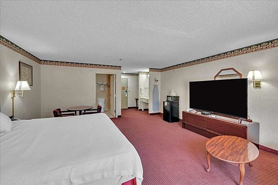 Photo 1 of 12 of 1 King Bed, Whirlpool