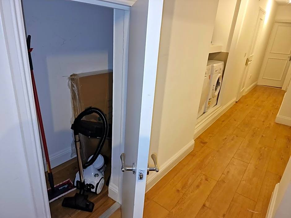 Stunning Hyde Park Home, Ground Floor Maisonette, Duplex, near Tube Metro Stations