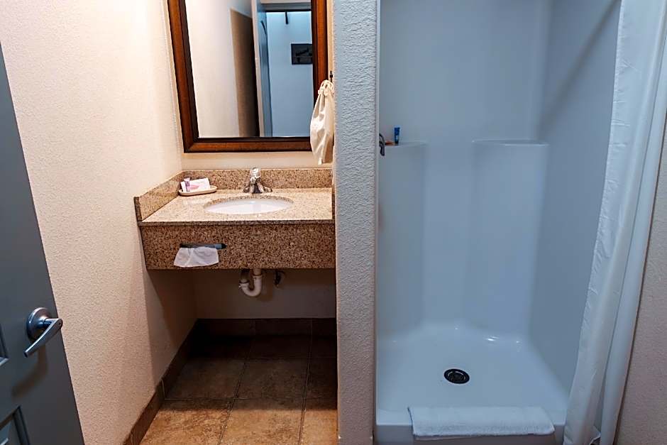 Price Pointe Inn