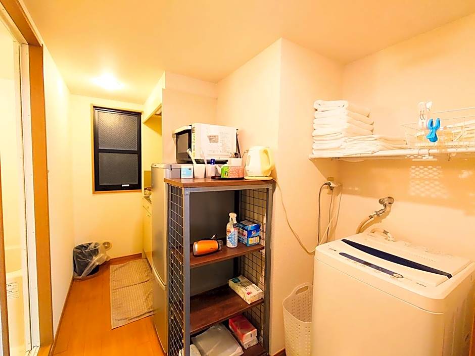 honeys guest house elevator , wash machine, huge closet space, private bathroom, walk to skytree in 10 minutes