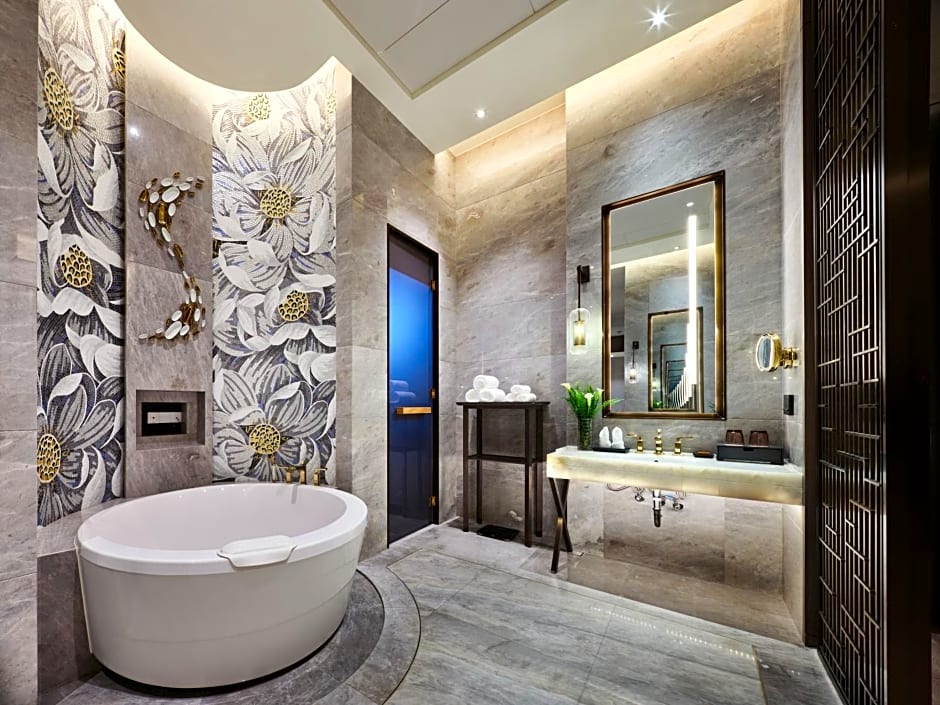 Crowne Plaza Wuxi Lake View, an IHG Hotel